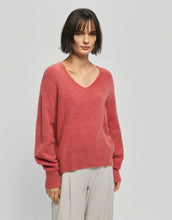 Laden Sie das Bild in den Galerie-Viewer, MSCH Copenhagen Pullover Hila Hope Faded Rose mit V-Ausschnitt und überschnittenen Schultern.
