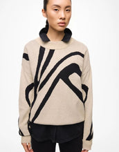 Laden Sie das Bild in den Galerie-Viewer, Pullover Vitif Knit von VILA in Natural Melange Black/Animal mit Jacquard-Muster, Halterneck und überschnittenen Schultern
