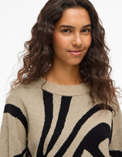 Laden Sie das Bild in den Galerie-Viewer, Pullover Vitif Knit von VILA in Natural Melange Black/Animal mit Jacquard-Muster, Halterneck und überschnittenen Schultern
