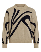Laden Sie das Bild in den Galerie-Viewer, Pullover Vitif Knit von VILA in Natural Melange Black/Animal mit Jacquard-Muster, Halterneck und überschnittenen Schultern
