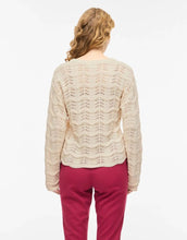 Laden Sie das Bild in den Galerie-Viewer, VILA Pullover Viwave Birch mit Pointelle-Strick und Rundhalsausschnitt.
