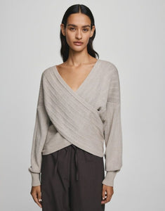Zine Rachelle Wrap Pullover von MSCH Copenhagen in Warm Light Grey Melange – reguläre Passform, Wickeloptik, lange Ärmel mit überschnittenen Schultern, weiches Strickmaterial.