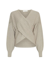 Laden Sie das Bild in den Galerie-Viewer, Zine Rachelle Wrap Pullover von MSCH Copenhagen in Warm Light Grey Melange – reguläre Passform, Wickeloptik, lange Ärmel mit überschnittenen Schultern, weiches Strickmaterial.
