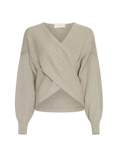 Zine Rachelle Wrap Pullover von MSCH Copenhagen in Warm Light Grey Melange – reguläre Passform, Wickeloptik, lange Ärmel mit überschnittenen Schultern, weiches Strickmaterial.