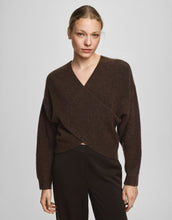 Laden Sie das Bild in den Galerie-Viewer, Unser Pullover Zinelle Hope von MSCH Copenhagen in Slate Black Melange – brauner Rippstrick-Wickelpullover mit überschnittenen Schultern und lockeren Ärmeln.
