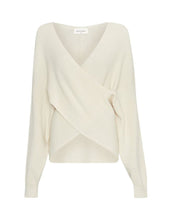Laden Sie das Bild in den Galerie-Viewer, Zinelle Rachelle Pullover Fog Melange von MSCH Copenhagen – eleganter Wickelpullover mit Half-Cardigan-Strick, schmeichelnde Passform, weiches Material.

