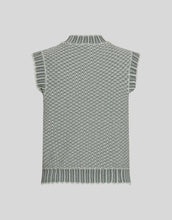 Laden Sie das Bild in den Galerie-Viewer, MSCH Copenhagen Pullunder Pillar Bok Choy Laurel Wreath in Grüntönen aus weichem Strickmaterial.
