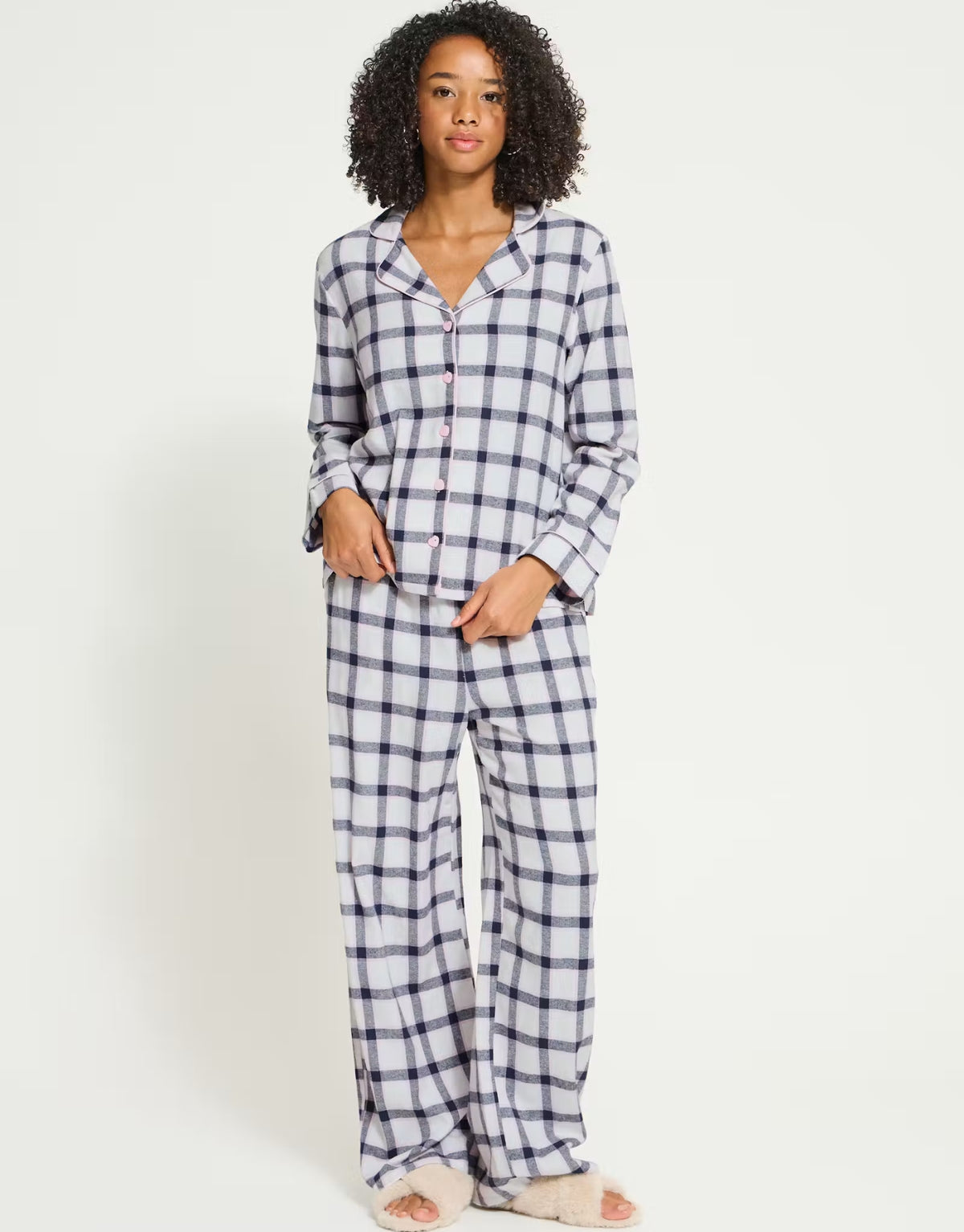 Pyjama lacoco von ICHI im Design White Check, zweiteiliges Nachtwäsche-Set aus Baumwolle mit kariertem Muster, langärmligem Oberteil, Reverskragen und passender Pyjamahose.