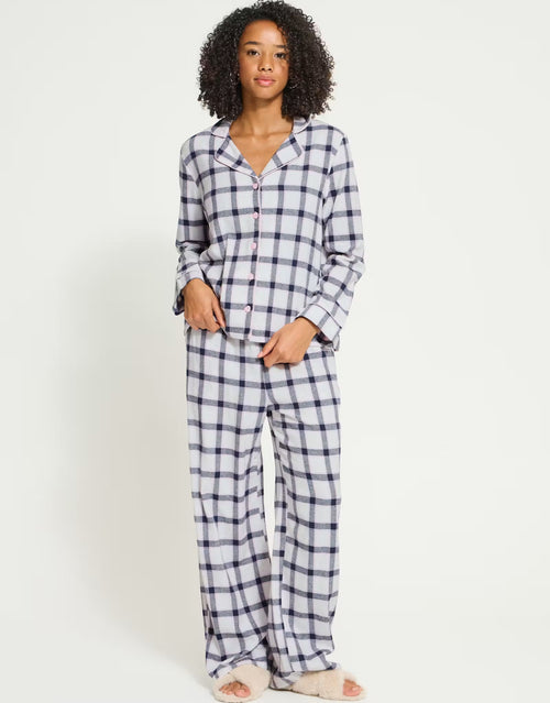 Pyjama lacoco von ICHI im Design White Check, zweiteiliges Nachtwäsche-Set aus Baumwolle mit kariertem Muster, langärmligem Oberteil, Reverskragen und passender Pyjamahose.