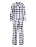Pyjama lacoco von ICHI im Design White Check, zweiteiliges Nachtwäsche-Set aus Baumwolle mit kariertem Muster, langärmligem Oberteil, Reverskragen und passender Pyjamahose.