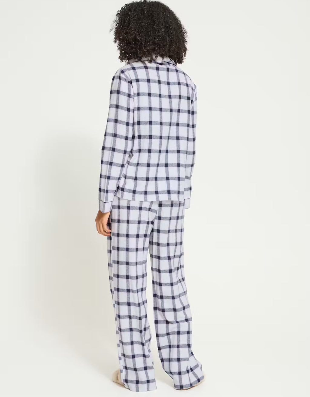 Pyjama lacoco von ICHI im Design White Check, zweiteiliges Nachtwäsche-Set aus Baumwolle mit kariertem Muster, langärmligem Oberteil, Reverskragen und passender Pyjamahose, von hinten.