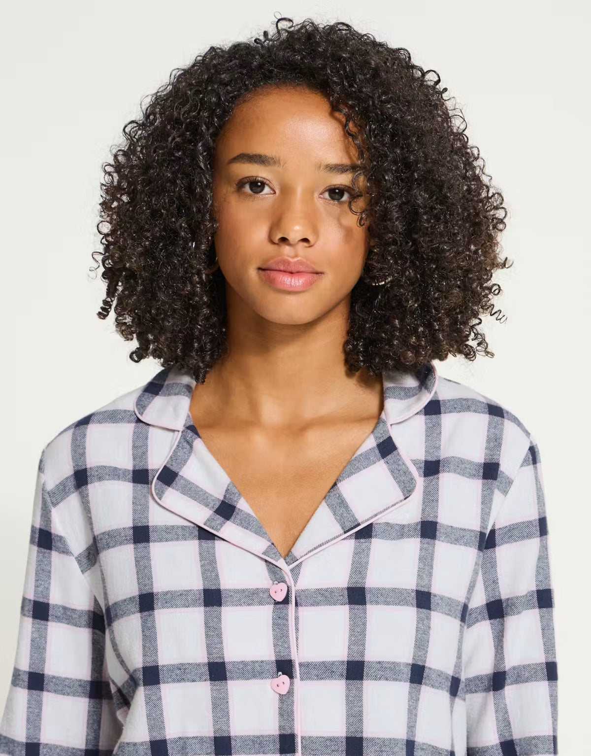 Pyjama lacoco von ICHI im Design White Check, zweiteiliges Nachtwäsche-Set aus Baumwolle mit kariertem Muster, langärmligem Oberteil, Reverskragen und passender Pyjamahose.