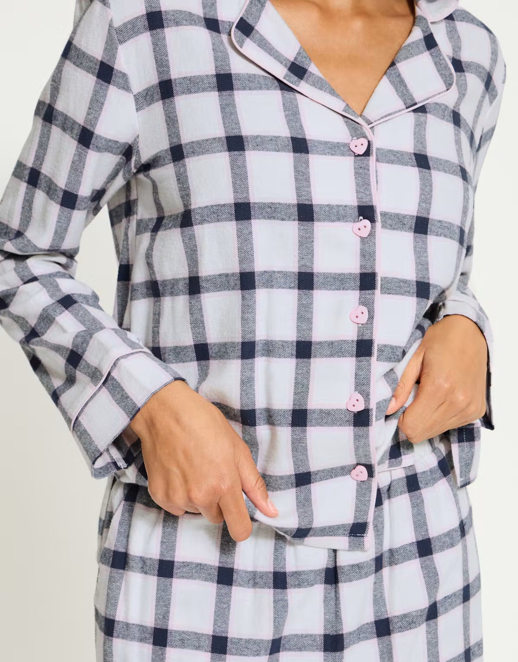 Pyjama lacoco von ICHI im Design White Check, zweiteiliges Nachtwäsche-Set aus Baumwolle mit kariertem Muster, langärmligem Oberteil, Reverskragen und passender Pyjamahose.