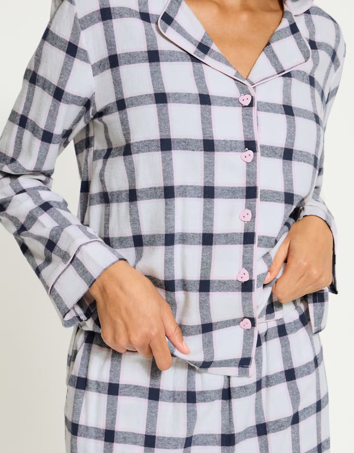 Pyjama lacoco von ICHI im Design White Check, zweiteiliges Nachtwäsche-Set aus Baumwolle mit kariertem Muster, langärmligem Oberteil, Reverskragen und passender Pyjamahose.