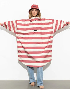 Raincoat Bold Stripes Blush/Sand von VIVI MARI: Langer, wasserdichter Regenmantel im Streifen-Design, oversized geschnitten mit Kapuze, Knopfleiste, Klettverschluss-Manschetten und praktischen Taschen – nachhaltig aus recyceltem Polyester gefertigt.