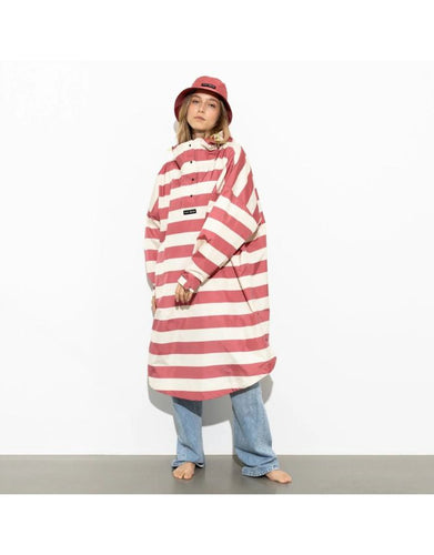 Raincoat Bold Stripes Blush/Sand von VIVI MARI: Langer, wasserdichter Regenmantel im Streifen-Design, oversized geschnitten mit Kapuze, Knopfleiste, Klettverschluss-Manschetten und praktischen Taschen – nachhaltig aus recyceltem Polyester gefertigt.