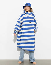 Laden Sie das Bild in den Galerie-Viewer, Raincoat Bold Stripes Blue/Sand von VIVI MARI – wasserdichtes Cape aus recyceltem Polyester in Oversize-Passform mit Kapuze, Klettverschluss-Manschetten und seitlichen Taschen, nachhaltig und funktional für Stadt, Fahrrad und Alltag
