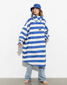 Raincoat Bold Stripes Blue/Sand von VIVI MARI – wasserdichtes Cape aus recyceltem Polyester in Oversize-Passform mit Kapuze, Klettverschluss-Manschetten und seitlichen Taschen, nachhaltig und funktional für Stadt, Fahrrad und Alltag