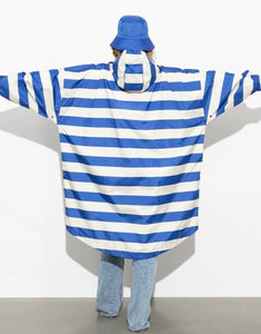 Raincoat Bold Stripes Blue/Sand von VIVI MARI – wasserdichtes Cape aus recyceltem Polyester in Oversize-Passform mit Kapuze, Klettverschluss-Manschetten und seitlichen Taschen, nachhaltig und funktional für Stadt, Fahrrad und Alltag