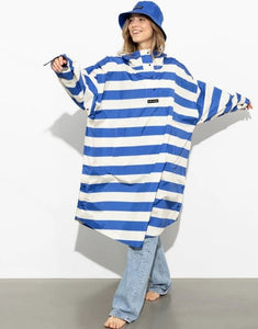 Raincoat Bold Stripes Blue/Sand von VIVI MARI – wasserdichtes Cape aus recyceltem Polyester in Oversize-Passform mit Kapuze, Klettverschluss-Manschetten und seitlichen Taschen, nachhaltig und funktional für Stadt, Fahrrad und Alltag