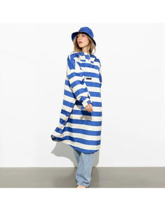 Raincoat Bold Stripes Blue/Sand von VIVI MARI – wasserdichtes Cape aus recyceltem Polyester in Oversize-Passform mit Kapuze, Klettverschluss-Manschetten und seitlichen Taschen, nachhaltig und funktional für Stadt, Fahrrad und Alltag