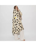 Raincoat Bold Stripes Dots Black/Sand von VIVI MARI: Langer, wasserdichter Regenmantel im Streifen-Design, oversized geschnitten mit Kapuze, Knopfleiste, Klettverschluss-Manschetten und praktischen Taschen – nachhaltig aus recyceltem Polyester gefertigt.
