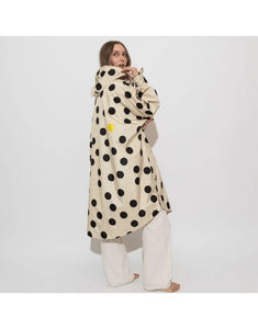 Raincoat Bold Stripes Dots Black/Sand von VIVI MARI: Langer, wasserdichter Regenmantel im Streifen-Design, oversized geschnitten mit Kapuze, Knopfleiste, Klettverschluss-Manschetten und praktischen Taschen – nachhaltig aus recyceltem Polyester gefertigt.