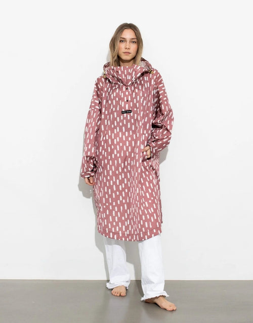 VIVI MARI Raincoat im Drops-Design in Mauve und Weiß mit Oversize-Passform, Kapuze und abgerundetem Saum.
