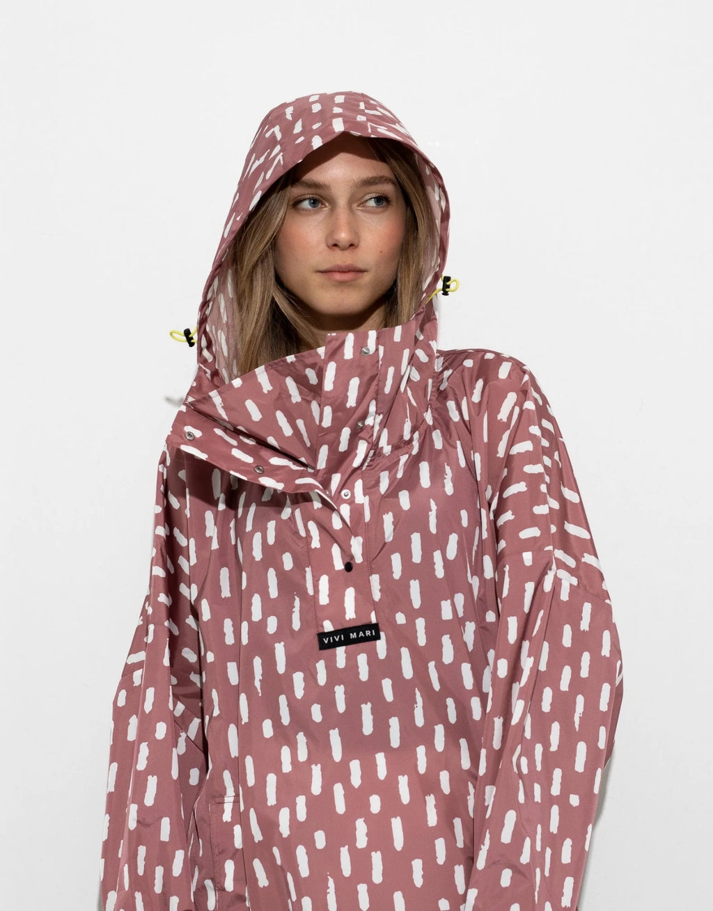 VIVI MARI Raincoat im Drops-Design in Mauve und Weiß mit Oversize-Passform, Kapuze und abgerundetem Saum.