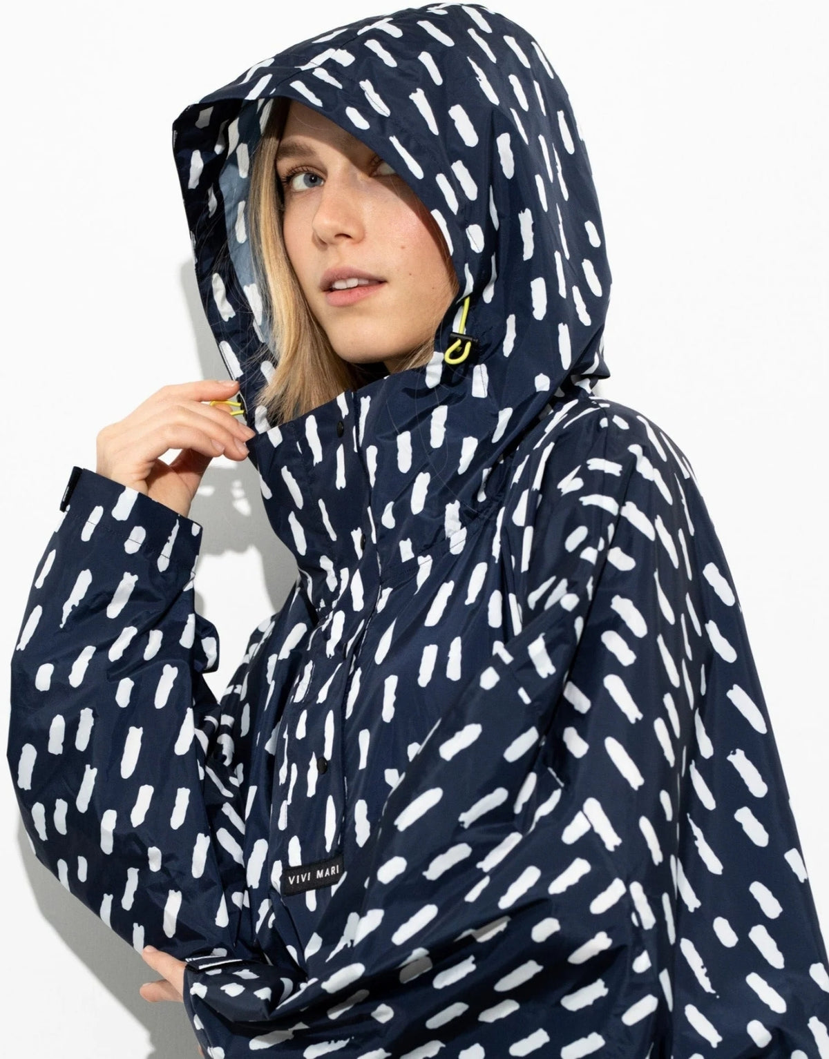 VIVI MARI Raincoat im Drops-Design in Navy und Weiß mit Oversize-Passform, Kapuze und abgerundetem Saum.