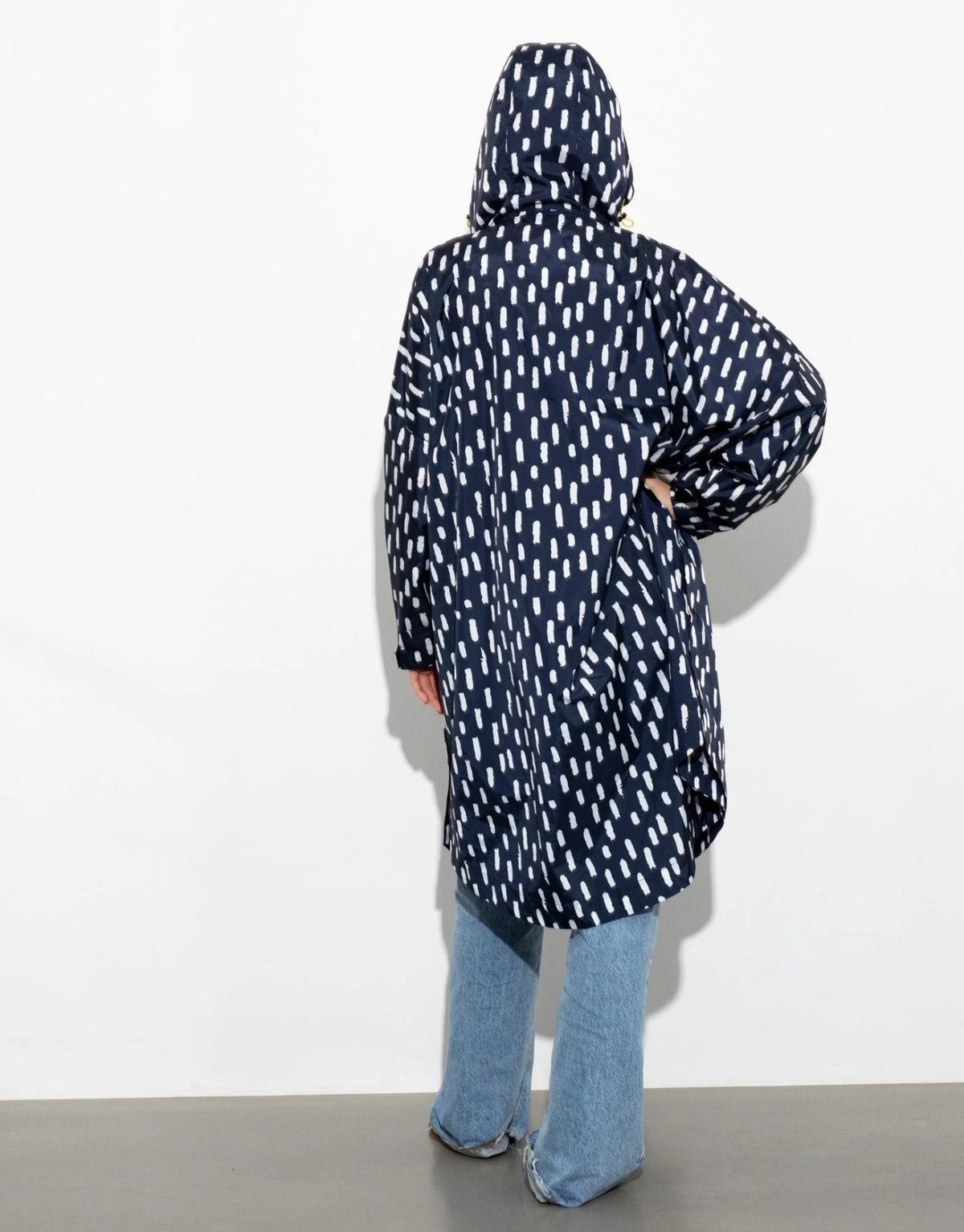VIVI MARI Raincoat im Drops-Design in Navy und Weiß mit Oversize-Passform, Kapuze und abgerundetem Saum.