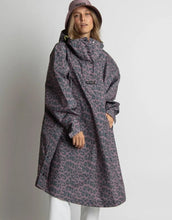Laden Sie das Bild in den Galerie-Viewer, Raincoat I Leo Splashes/Dark Grey - Ash Plum
