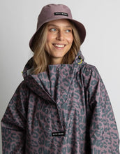 Laden Sie das Bild in den Galerie-Viewer, Raincoat I Leo Splashes/Dark Grey - Ash Plum
