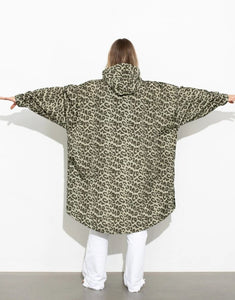 Raincoat Leo Splashes Navy Oliv von VIVI MARI: Langer, wasserdichter Regenmantel im Streifen-Design, oversized geschnitten mit Kapuze, Knopfleiste, Klettverschluss-Manschetten und praktischen Taschen – nachhaltig aus recyceltem Polyester gefertigt.