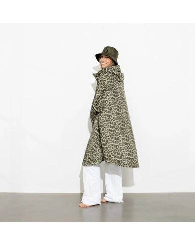 Raincoat Leo Splashes Navy Oliv von VIVI MARI: Langer, wasserdichter Regenmantel im Streifen-Design, oversized geschnitten mit Kapuze, Knopfleiste, Klettverschluss-Manschetten und praktischen Taschen – nachhaltig aus recyceltem Polyester gefertigt.