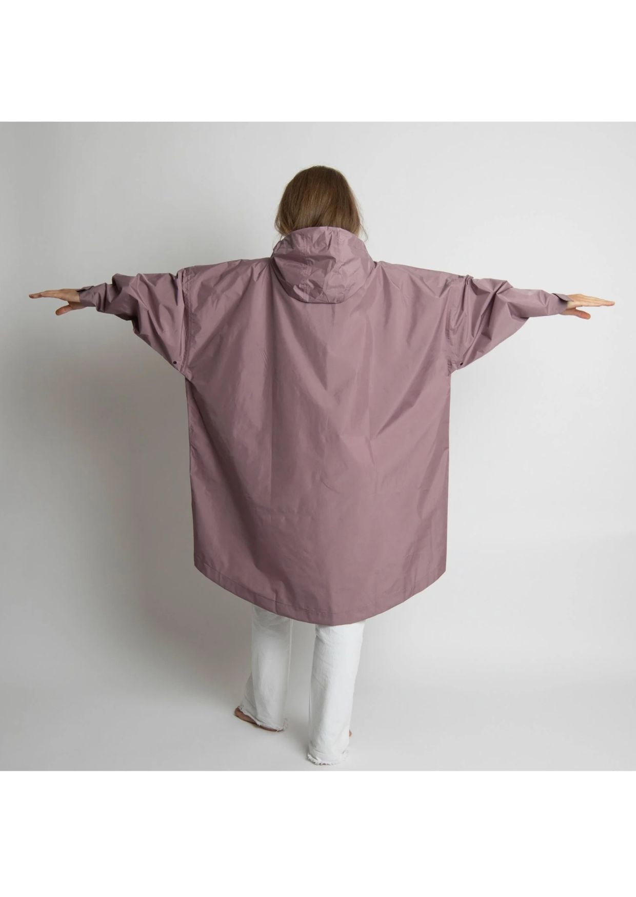Wasserdichter Raincoat von VIVI MARI in Ash Plum mit Oversize-Passform und Kapuze aus 100 % recyceltem Polyester.