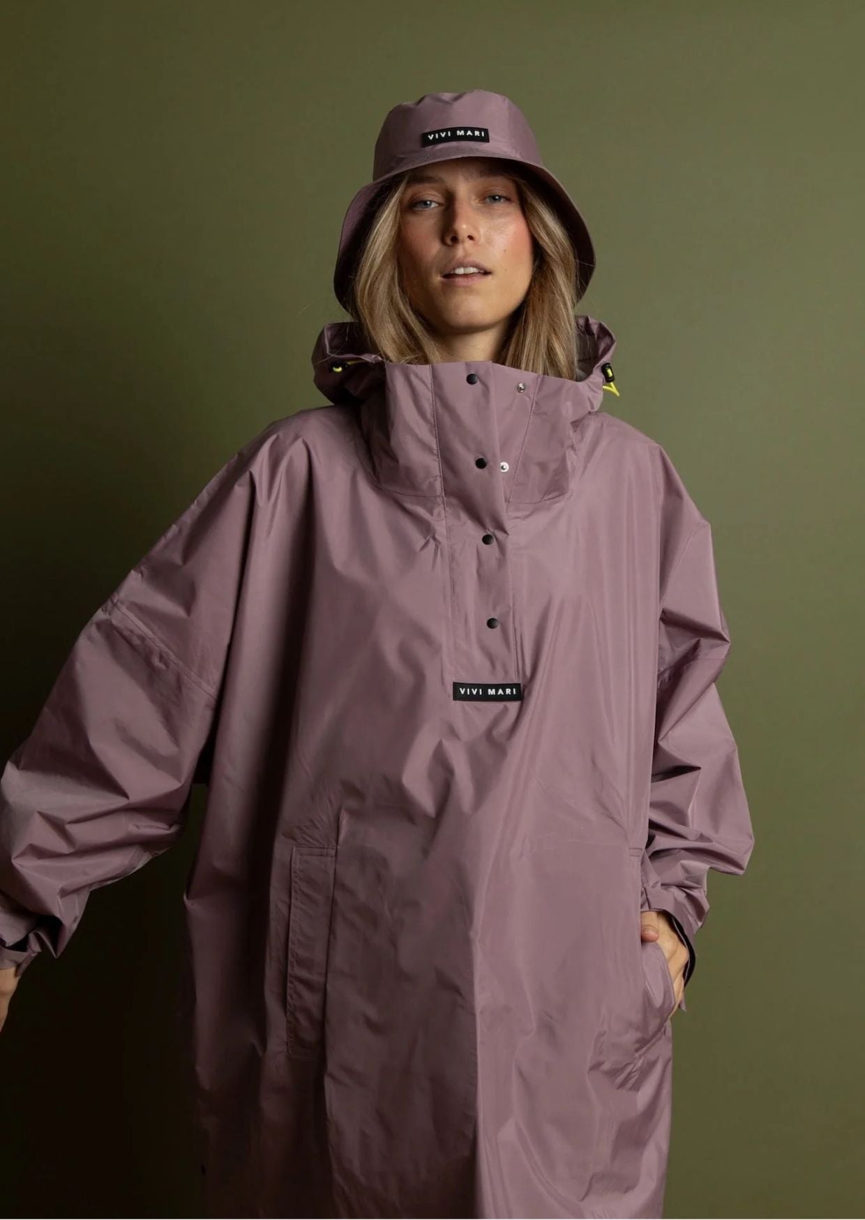 Wasserdichter Raincoat von VIVI MARI in Ash Plum mit Oversize-Passform und Kapuze aus 100 % recyceltem Polyester Nah