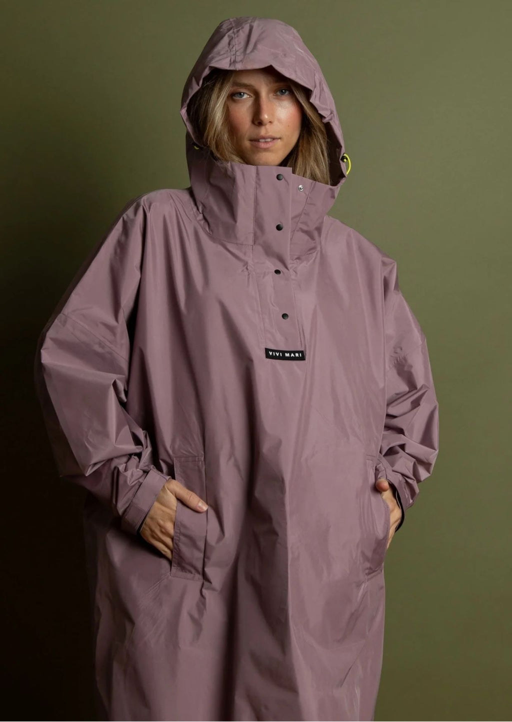 Wasserdichter Raincoat von VIVI MARI in Ash Plum mit Oversize-Passform und Kapuze aus 100 % recyceltem Polyester Taschen