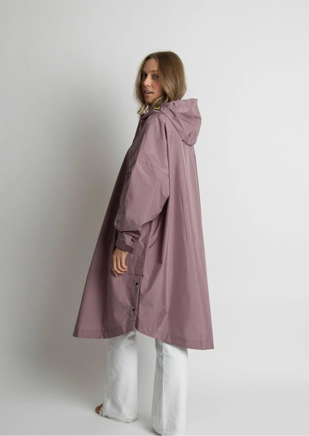 Wasserdichter Raincoat von VIVI MARI in Ash Plum mit Oversize-Passform und Kapuze aus 100 % recyceltem Polyester Seitlich
