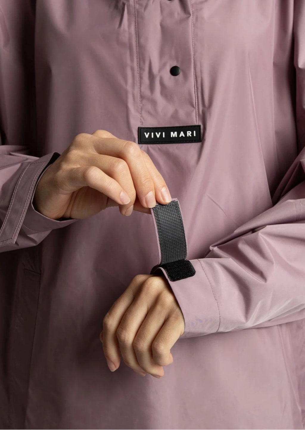 Wasserdichter Raincoat von VIVI MARI in Ash Plum mit Oversize-Passform und Kapuze aus 100 % recyceltem Polyester.
