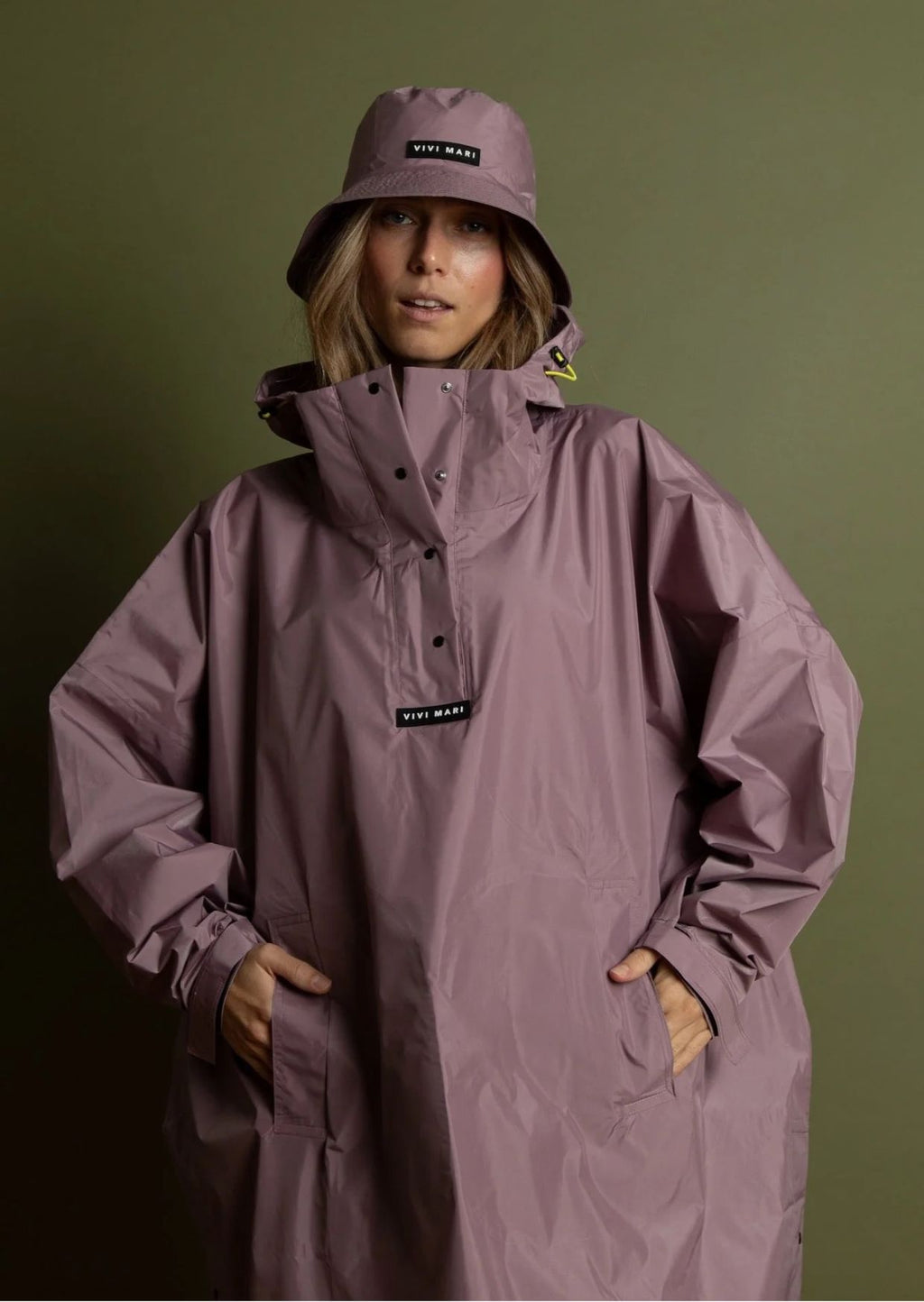 Wasserdichter Raincoat von VIVI MARI in Ash Plum mit Oversize-Passform und Kapuze aus 100 % recyceltem Polyester.