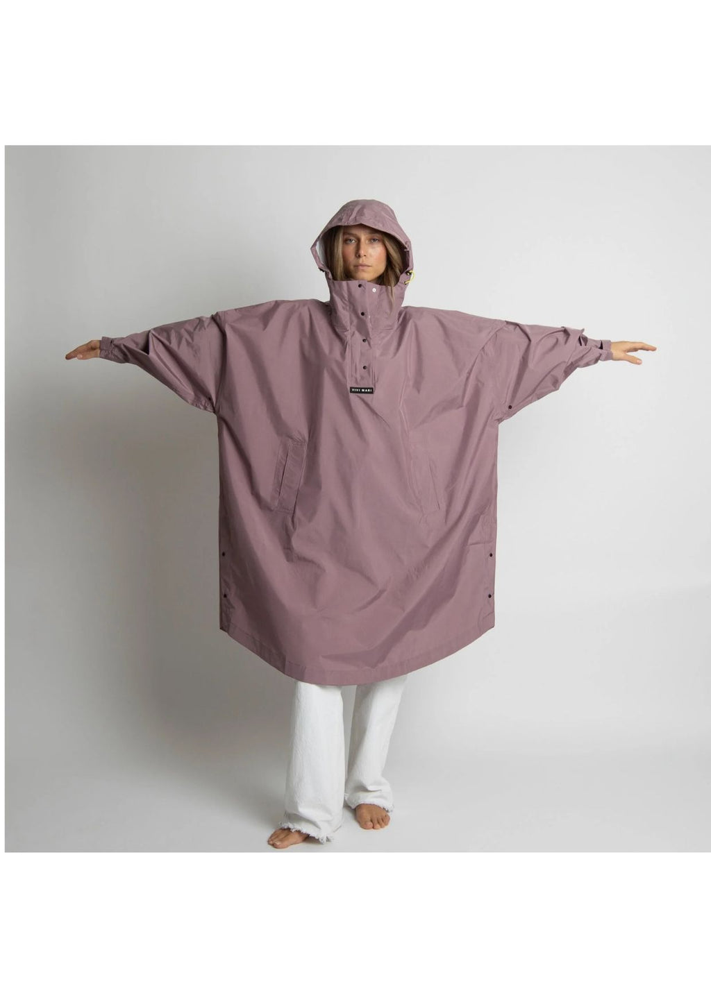 Wasserdichter Raincoat von VIVI MARI in Ash Plum mit Oversize-Passform und Kapuze aus 100 % recyceltem Polyester.