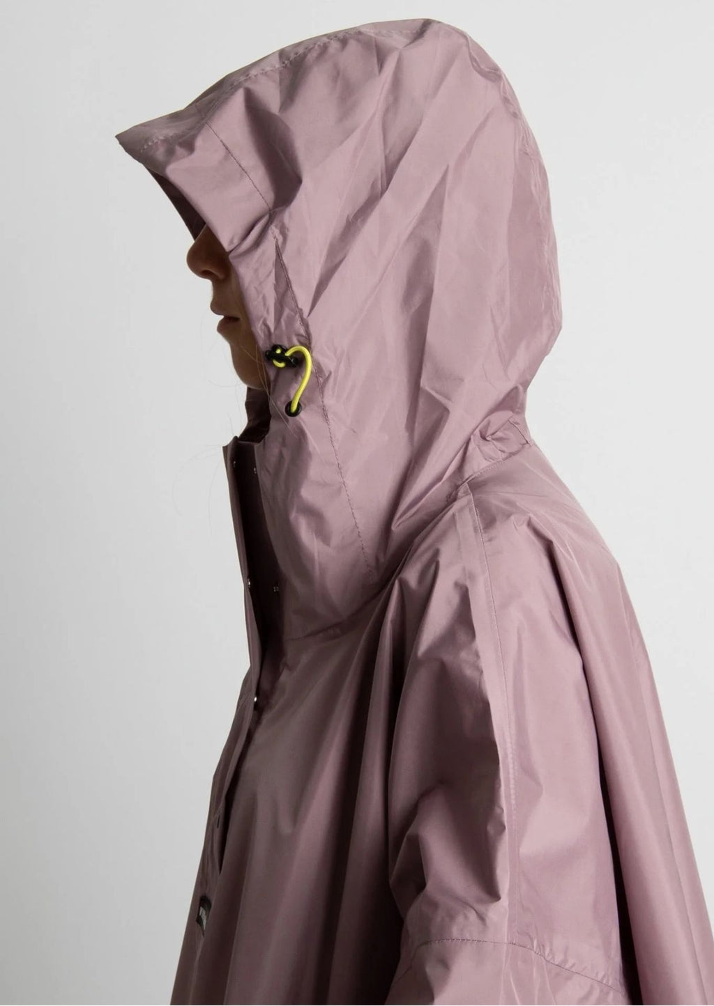 Wasserdichter Raincoat von VIVI MARI in Ash Plum mit Oversize-Passform und Kapuze aus 100 % recyceltem Polyester.