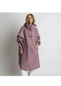 Wasserdichter Raincoat von VIVI MARI in Ash Plum mit Oversize-Passform und Kapuze aus 100 % recyceltem Polyester Freisteller