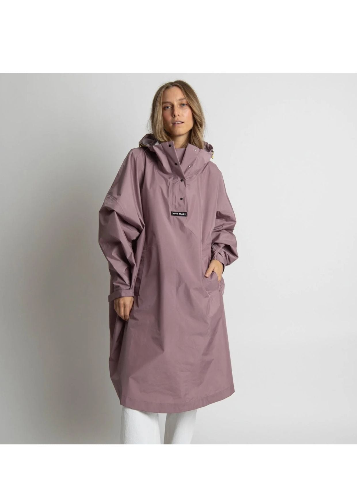 Wasserdichter Raincoat von VIVI MARI in Ash Plum mit Oversize-Passform und Kapuze aus 100 % recyceltem Polyester Freisteller