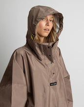 Laden Sie das Bild in den Galerie-Viewer, VIVI MARI Raincoat in Dark Mushroom, wasserdichtes Oversize Cape mit Kapuze.
