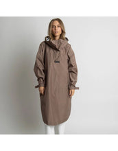 Laden Sie das Bild in den Galerie-Viewer, VIVI MARI Raincoat in Dark Mushroom, wasserdichtes Oversize Cape mit Kapuze.
