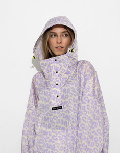 Wasserdichter Raincoat Leo Splashes Lavender/Grey von VIVI MARI im Oversize-Fit, aus 100 % recyceltem Polyester mit Kapuze, verstellbaren Manschetten, Taschen und modernem Leo-Muster – ideal für Stadt, Spaziergang oder Fahrrad