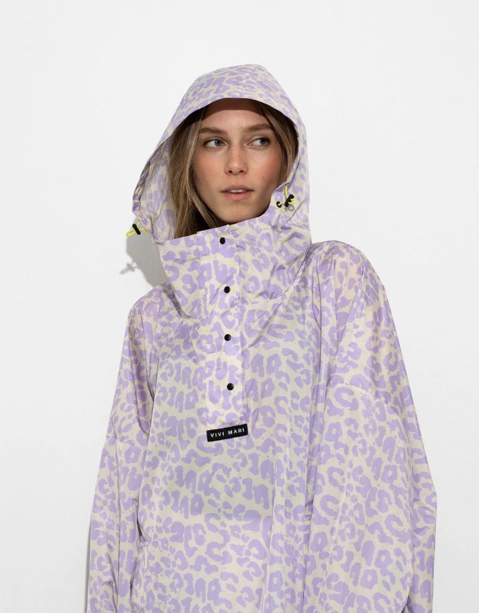 Wasserdichter Raincoat Leo Splashes Lavender/Grey von VIVI MARI im Oversize-Fit, aus 100 % recyceltem Polyester mit Kapuze, verstellbaren Manschetten, Taschen und modernem Leo-Muster – ideal für Stadt, Spaziergang oder Fahrrad