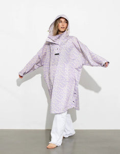 Wasserdichter Raincoat Leo Splashes Lavender/Grey von VIVI MARI im Oversize-Fit, aus 100 % recyceltem Polyester mit Kapuze, verstellbaren Manschetten, Taschen und modernem Leo-Muster – ideal für Stadt, Spaziergang oder Fahrrad